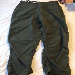 Athletic crop pant